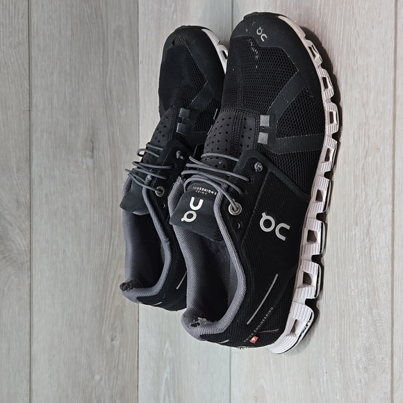 On Running Cloud Women Black& White Sneakers Atjletic Running Sz 8.5 - Picture 2 of 11